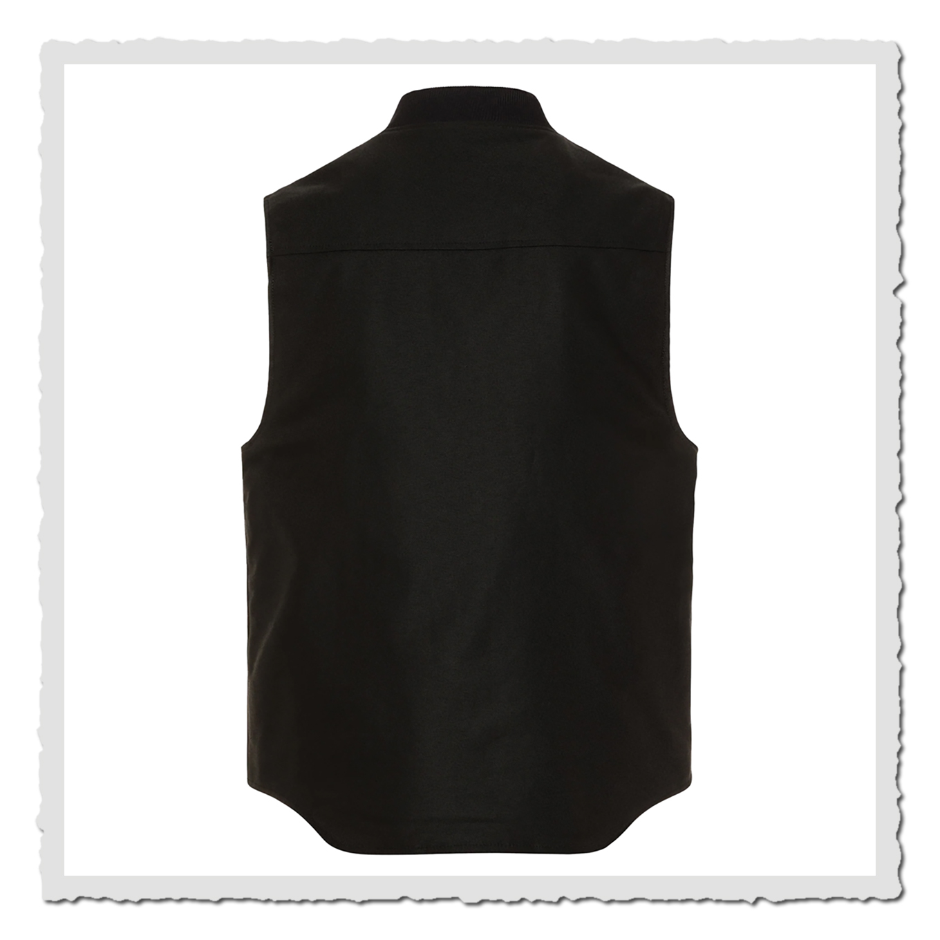 Schwarze Weste von hinten vor weißem Hintergrund, Stehkragen und längerer Rückenabschluss sichtbar.